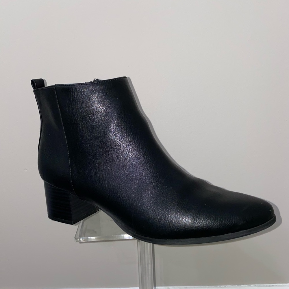 Old Navy Pointed Toe Block Heel Bootie - Black